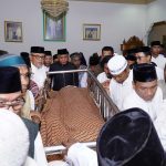 Jenazah mendiang Achmad Mahifa saat menuju peristrahatan terahir