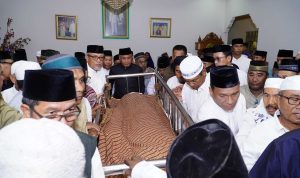 Jenazah mendiang Achmad Mahifa saat menuju peristrahatan terahir Jenazah mendiang Achmad Mahifa saat menuju peristrahatan terahir